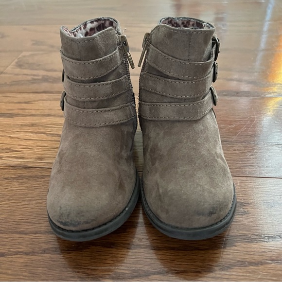 Girls size 3T Sweater Dress, Vest and Boot Style Bundle - Picture 12 of 13